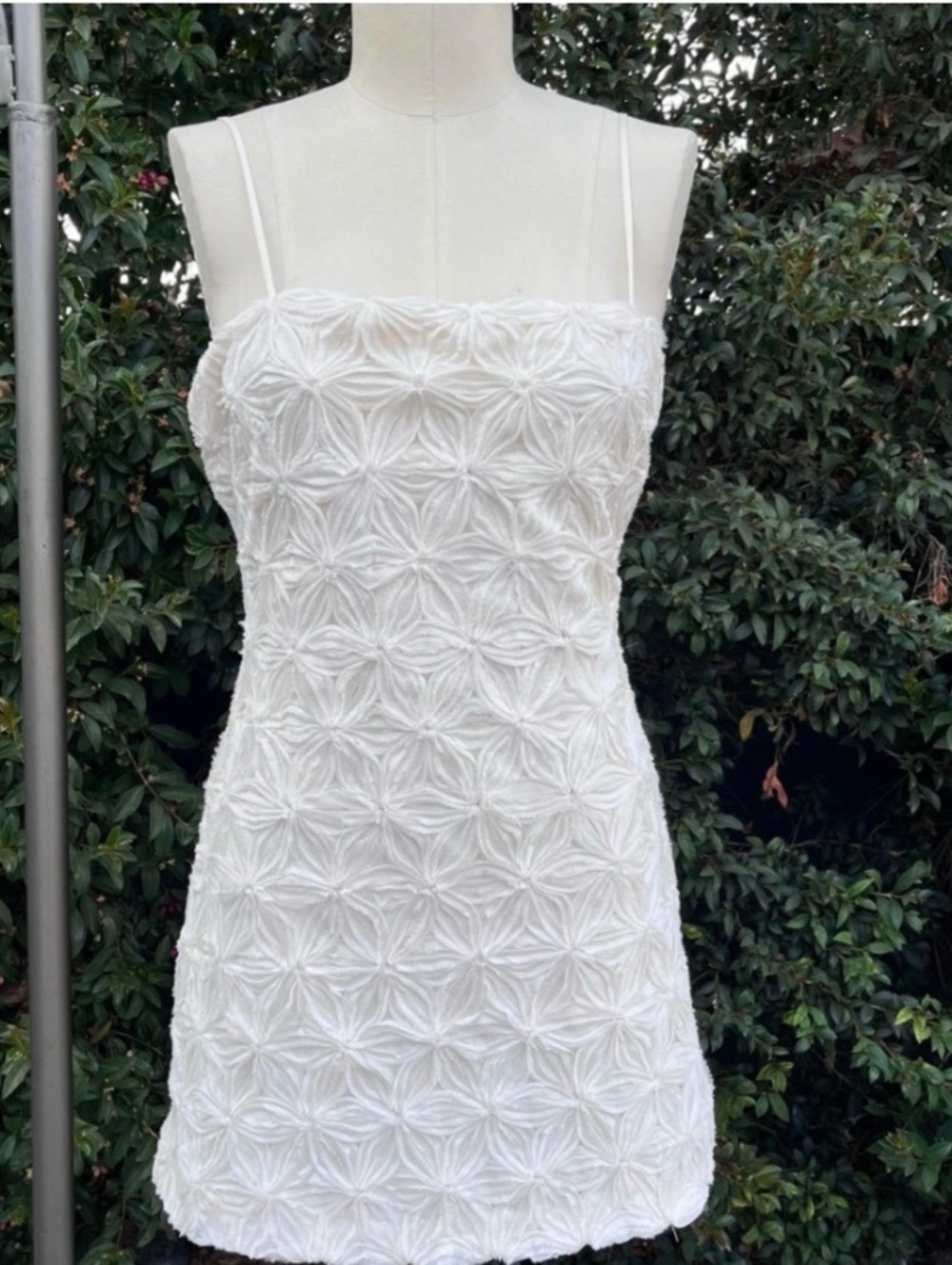 ASTR The Label Off White Textured Floral Rosette Mini Dress Women’s Medium